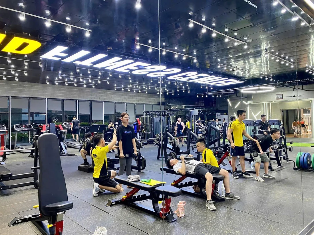 Khu máy tập và hội viên tại HD Fitness Center